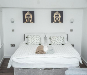 Aylesbury Studio Apartment 6 with parking